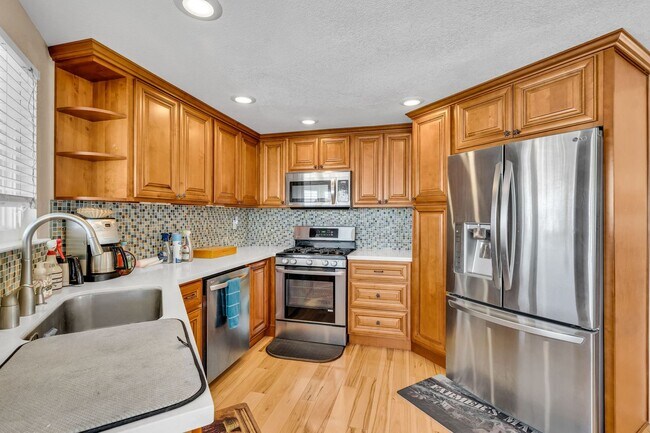 Building Photo - INCREDIBLE LOCATION... END OF CUL DE SAC WITH OVER 100 FEET ON WATER... MARVELOUS DOCK AND DECK W...