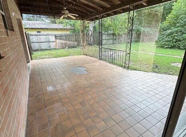 Building Photo - 912 NE 41st Ave