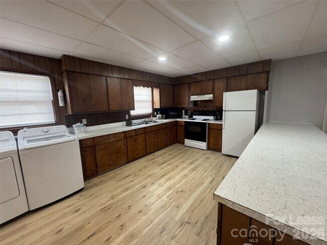 Building Photo - 319 Connelly Springs Rd