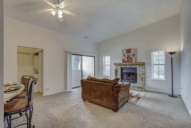 Building Photo - 1 Bedroom 1 Bathroom Beautifully Updated Washer/Dryer In Unit