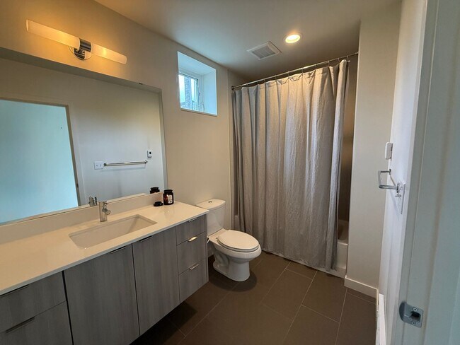 Building Photo - West Seattle/Pigeon Point Townhome