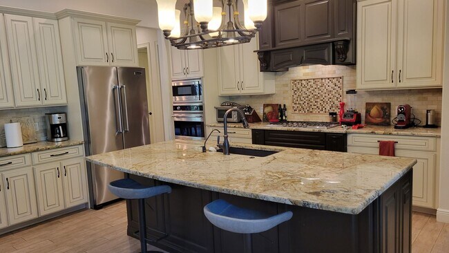 Building Photo - Seasonal stunning 5/5 pool home west of trail near Siesta Key!