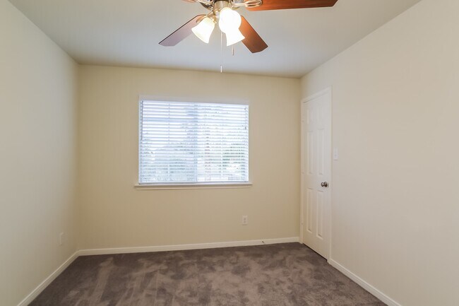 Building Photo - 519 Holly Crest Dr