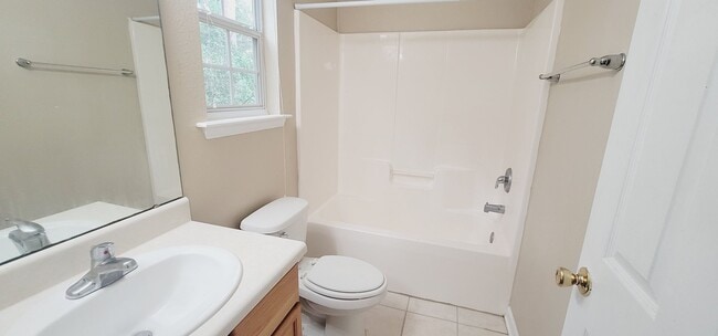 Building Photo - LOVELY NW 3/3 End Unit w/ Washer/Dryer, Open Kitchen w/ Bar, & More! $1500/month Avail June 1st!