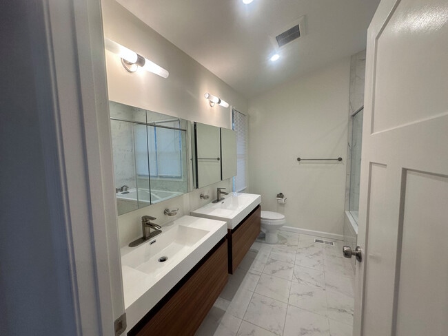 Building Photo - 310 Azalia Dr