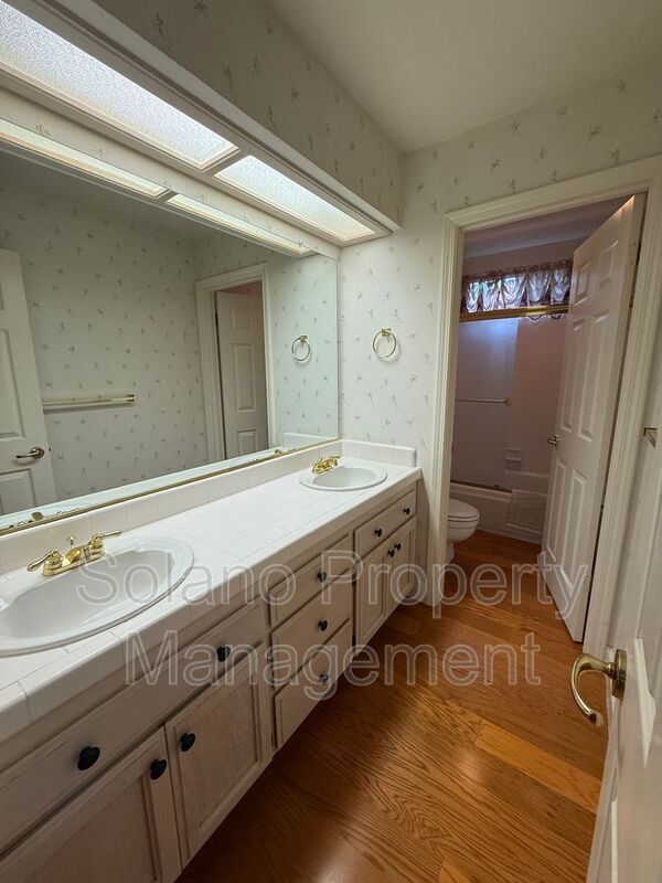 Building Photo - 685 Hillcrest Cir