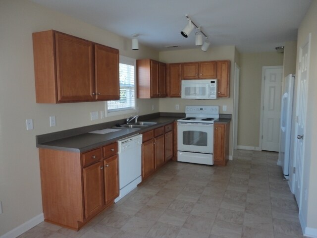 Building Photo - 611 Blue Lake Dr