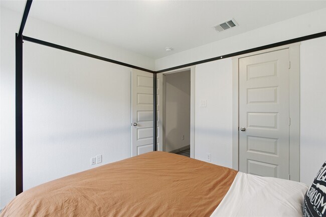 Building Photo - 130 Lk Wy Cir