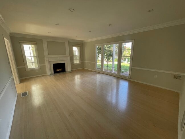 Building Photo - 437 Shirley Pl