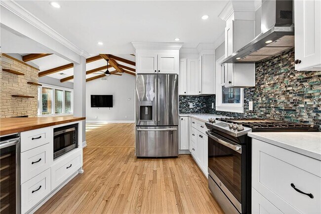 Building Photo - 1319 Chalmette Dr NE