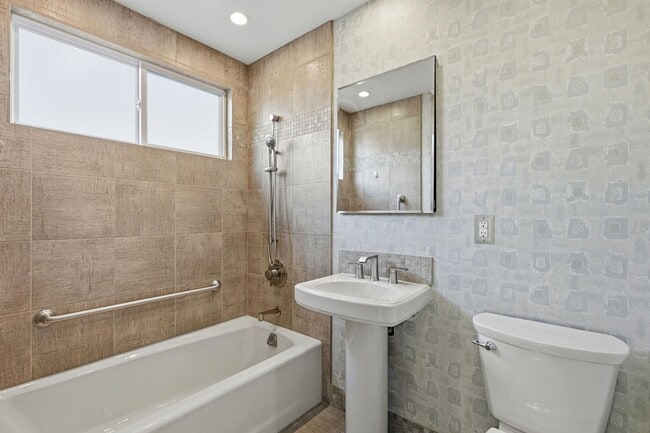 Building Photo - Spacious Three Bedroom Home in Forest Knol...