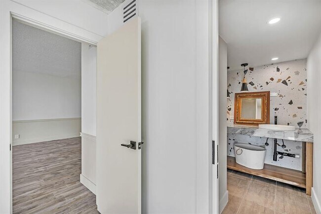 Building Photo - 3051 NE 48th St