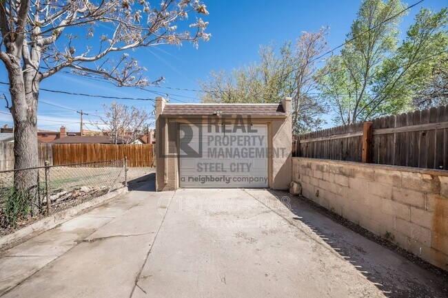 Building Photo - 909 W Evans Ave