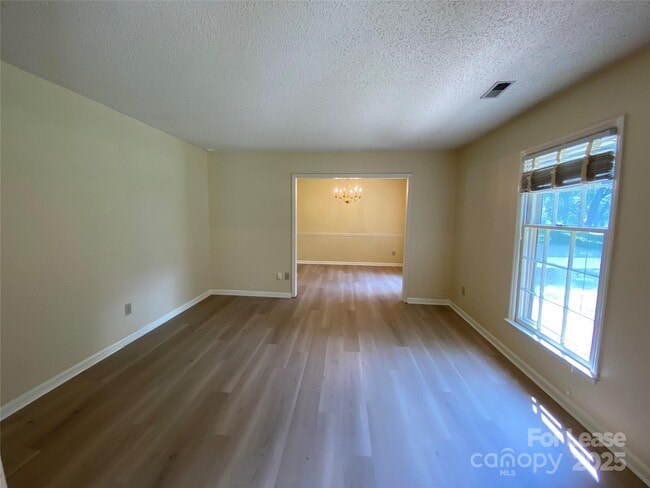 Building Photo - 1025 Thornsby Ln