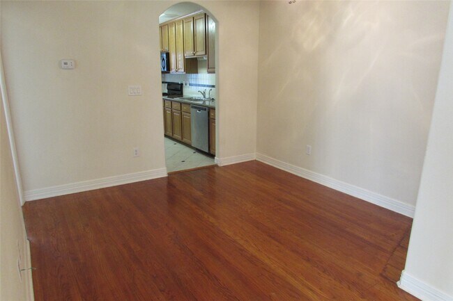 Building Photo - 2513 Shakespeare St