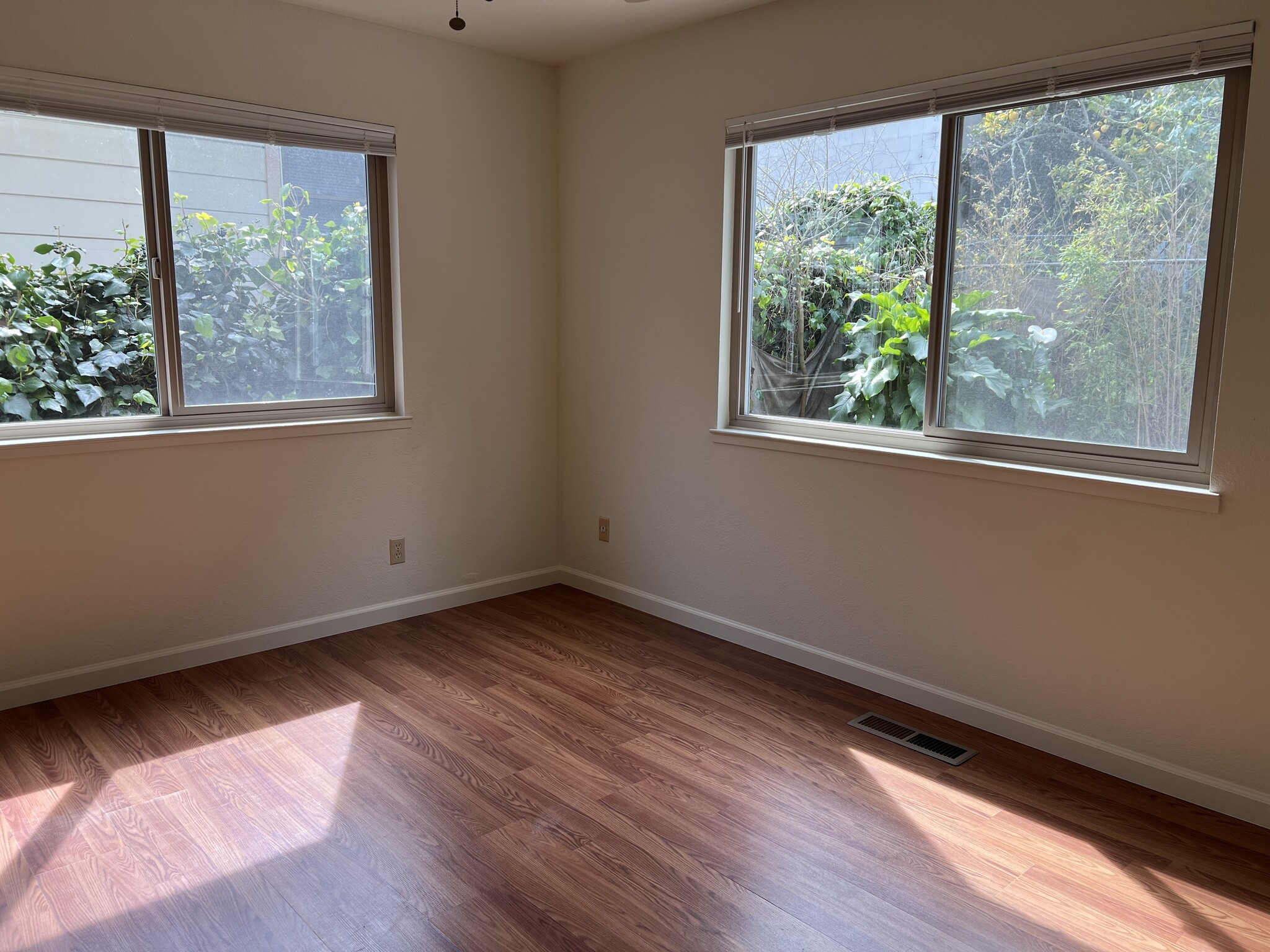 Building Photo - 557 Laine St