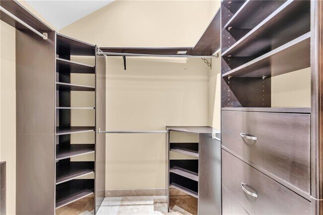 Building Photo - 1616 Maple Ridge Dr