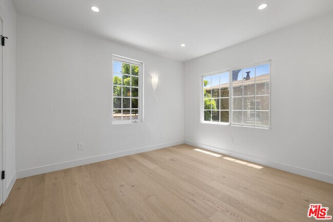Building Photo - 839 Westmount Dr