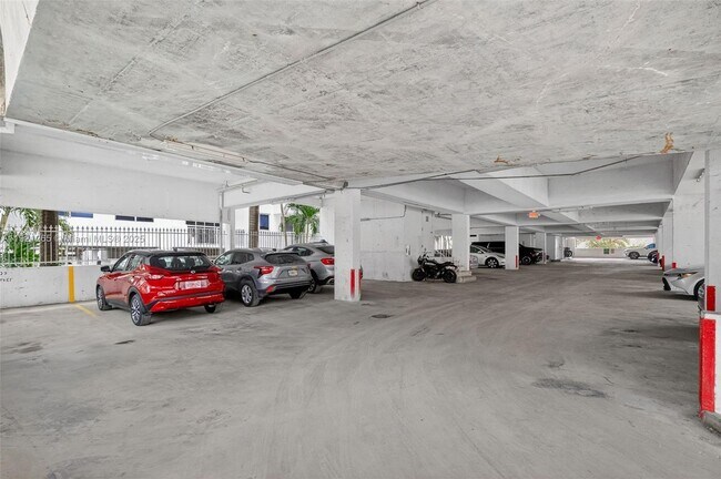 Building Photo - 1331 Lincoln Rd