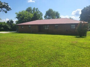 Building Photo - Move-in Ready!  3-Bed, 2-Bath Farmington Home.  Fenced-in backyard + 2x Car Garage