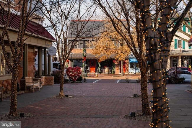 Building Photo - 406 Kings Hwy E