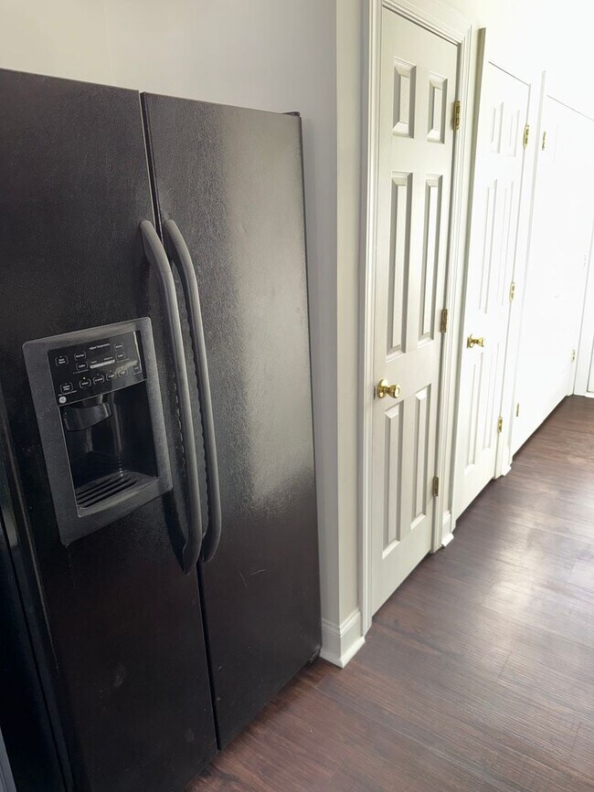 Building Photo - Renovated Cornelius Condo | Two Covered Balconies | Walk to Downtown & Antiquity | Lake Norman Area