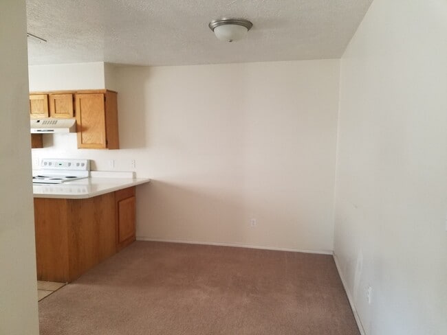 Building Photo - 3 Bed/2 Bath End Unit