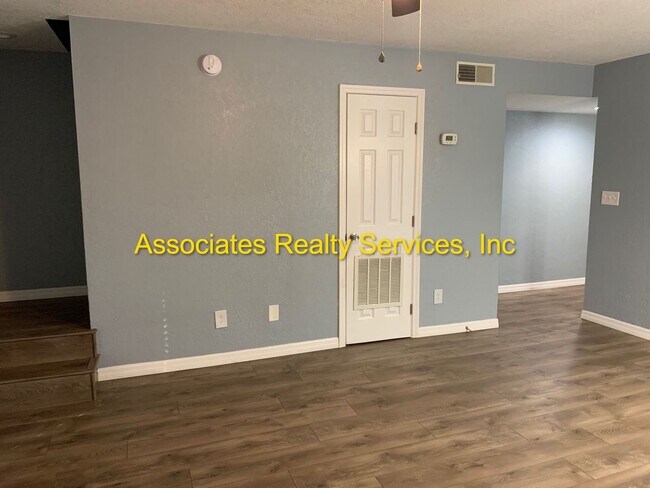 Building Photo - Spacious END UNIT 2 Master Suite Condo w/ Screened Lanai, Screened Balcony, and FULLY FENCED BACK...