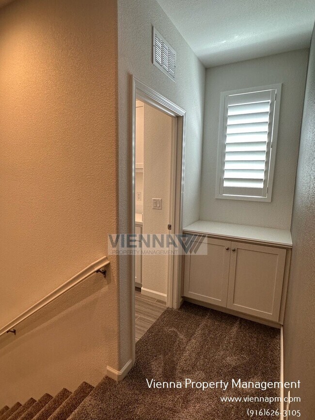 Building Photo - 1347 Larkspur Dr