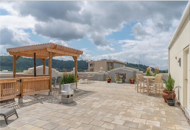 Building Photo - 59 College St