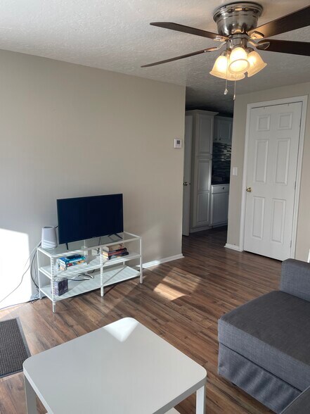 Building Photo - 1436 S Roberta St