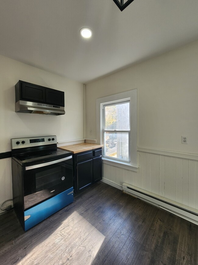 Building Photo - 135 Willow St