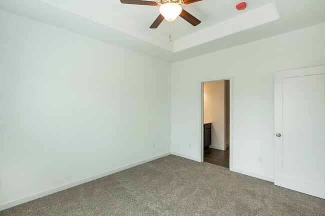 Building Photo - 4 bed/3 bath home East Side IC Easy Commut...