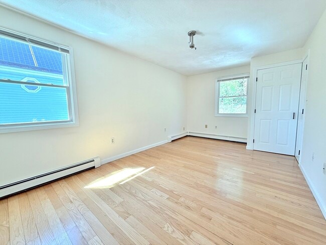 Building Photo - 6 Larch St