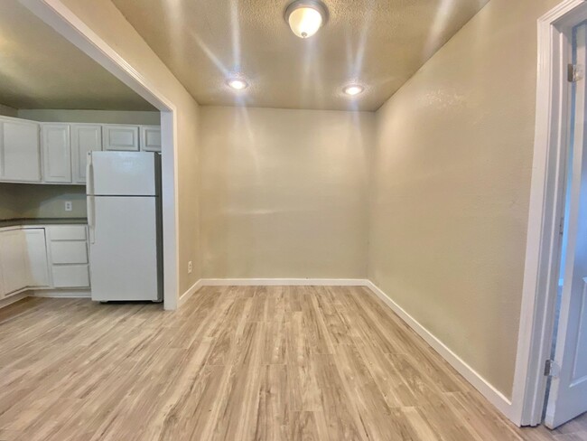 Building Photo - Newly renovated 3 bed 1 bath now available...