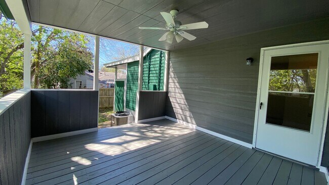 Building Photo - AVAILABLE NOW 3 BEDROOM 2 BATH HOME WITH BONUS ROOM IN RIVER OAKS