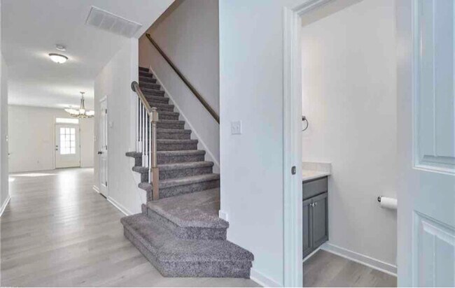 Building Photo - 1420 Waltham Ln