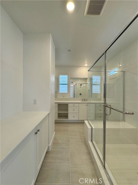 Building Photo - 450 Lobata