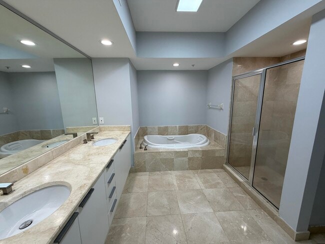 Building Photo - 15051 Royal Oaks Ln