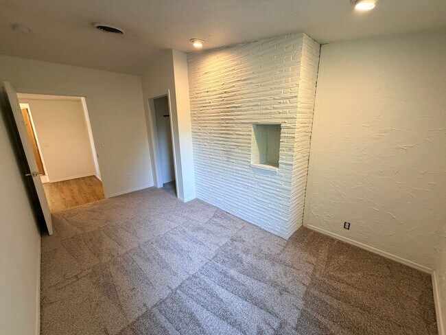 Building Photo - 9938 SW Terwilliger Blvd