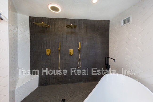 Building Photo - 5845 S Mansfield Ave