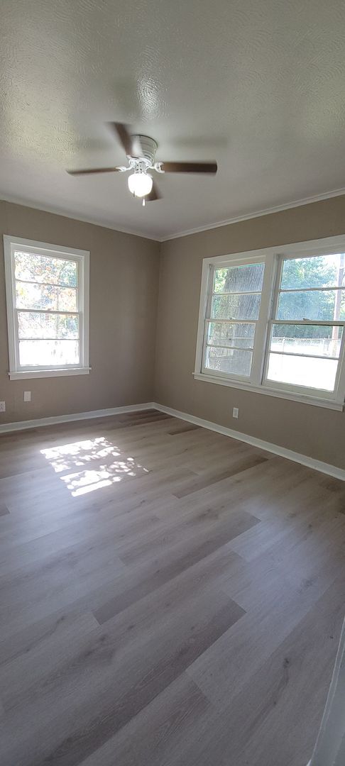 Building Photo - Adorable 3 bedroom/1 bath house with Centr...