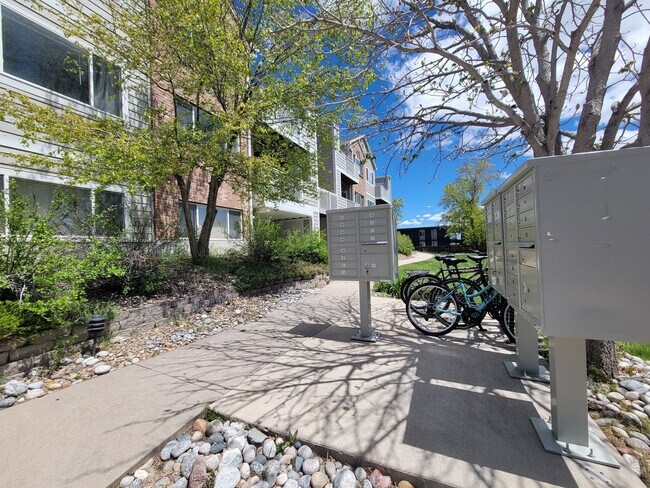 Building Photo - Adorable and Sunny One Bedroom Apartment near CU in Central Boulder