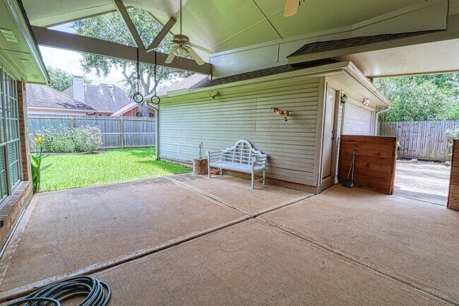 Building Photo - 2123 Meadow Park Cir