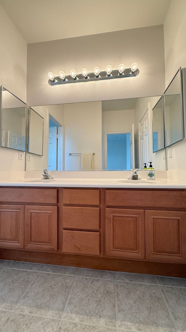 Building Photo - Spacious 4-Bedroom 3.5-Bath with Bonus Den...