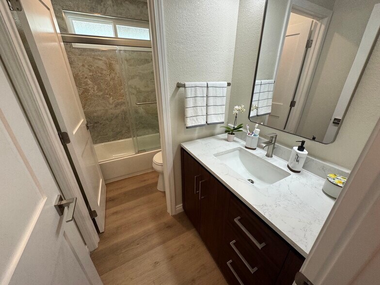 Building Photo - 28835 Conejo View Dr