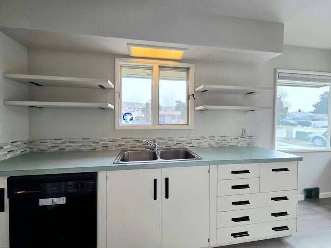 Building Photo - 4 Bed, 2 Bath -- Newly Renovated -- Home on Wenatchee Golf & Country Club's 16th Fairway**