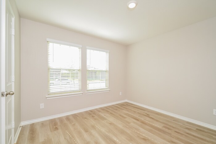 Building Photo - 904 Silver Maple Ln