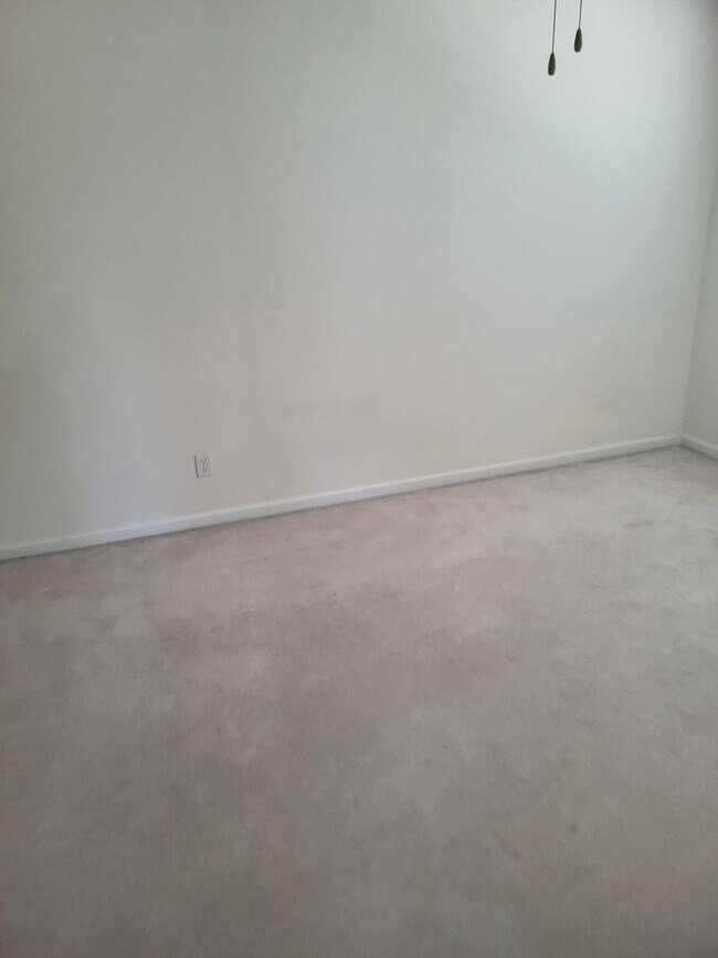 Building Photo - 5049 Pine Lake Ct