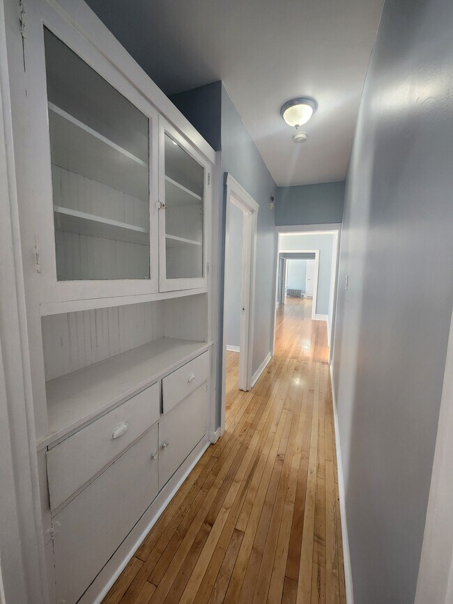 Building Photo - 1058 W Columbia Ave